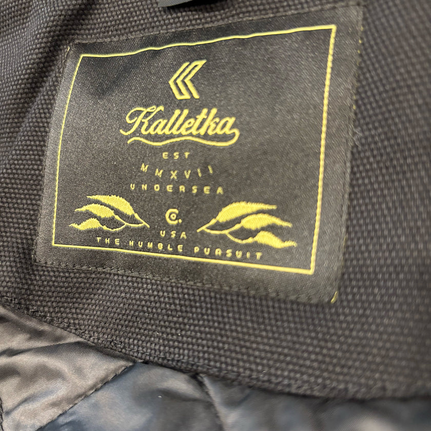 Tag detail onside black jacket